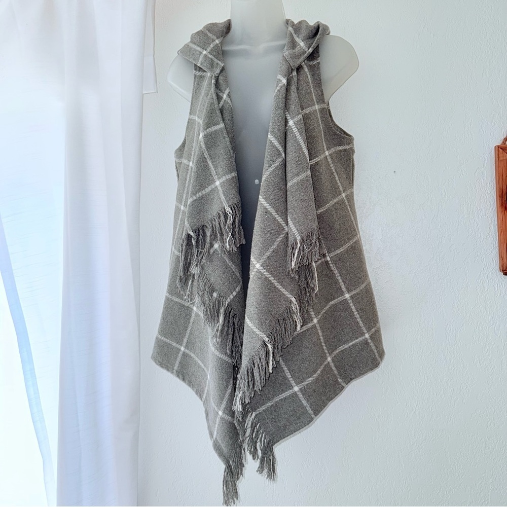 Altard State women’s size M blanket vest grey & white plaid with hood and fringe